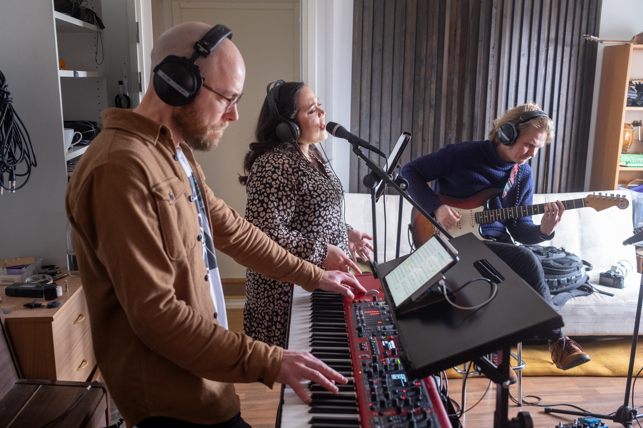 Studiosessio; koskettimet, laulu, kitara